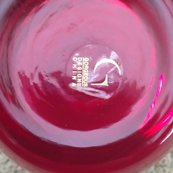 Just in time for Valentine’s Day. Sweet red glass vase - by gorgeous designs. - Picture 7 of 7